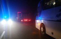 Автобус "Київ - Варшава" врізався у вантажівку на півночі Рівненської області, загинула людина