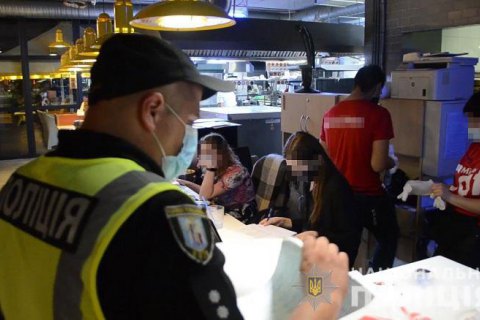 За вихідні поліція Києва виявила порушення карантину у 28 нічних розважальних закладах