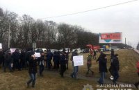 Под Ровно перекрыли дорогу в знак протеста против строительства деревообрабатывающего завода
