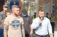 Член Нацкорпусу Кухарчук порізав руку під Печерським відділком поліції на знак протесту через "переслідування ветеранів"