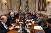 Порошенко с экс-лидерами шести соседних стран обсудил ситуацию с безопасностью в регионе