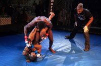 Два бойцы MMA оказались в общей медицинской палате после сумасшедшего боя