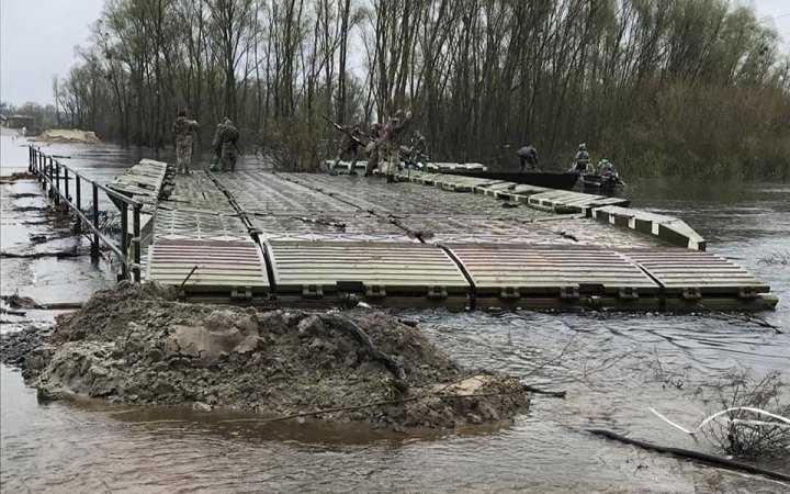 У Іванкові на Київщині через негоду встановили понтонну переправу