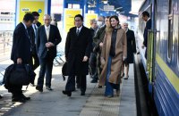 Премʼєр Японії прибув до України