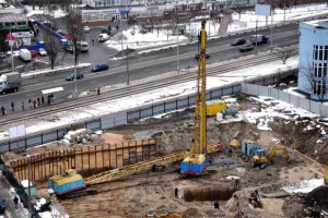 Под Киевом стрела строительного крана упала на жилой дом