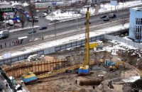 Под Киевом стрела строительного крана упала на жилой дом