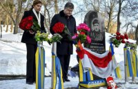 Порошенко принес цветы  к памятным знакам Нигояну и Жизневскому