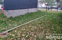 В Вишневом россиянин повредил флагшток возле памятника "Небесной Сотне" и выпрыгнул из окна третьего этажа в полиции
