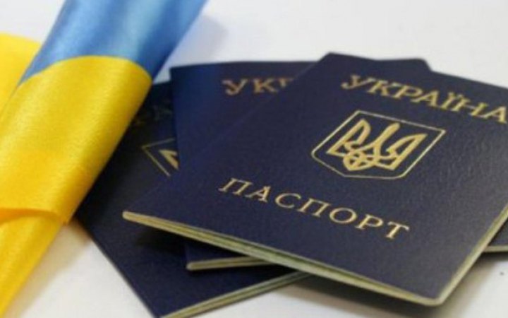 Паспорт із тризубом. Кому і за що Порошенко та Зеленський давали українське громадянство 