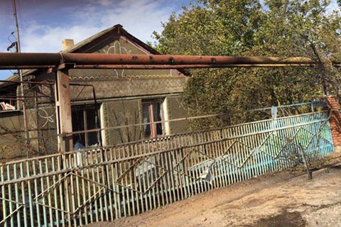 Жилой сектор поселка близ Мариуполя попал под обстрел