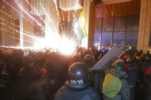 При штурме Украинского дома в милицию бросили боевую гранату, - МВД