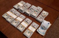 У позволявших ввозить машины на еврономерах таможенников изъяли $200 тысяч