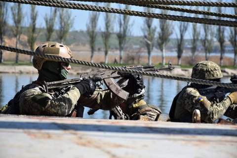 ​Разведчики морского спецназа провели учения по ближнему бою в трюмах кораблей