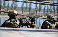 ​Разведчики морского спецназа провели учения по ближнему бою в трюмах кораблей