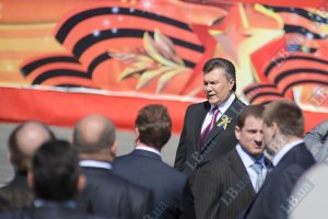 Из Португалии Януковичу написали о его вине в стычках 9 мая