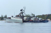 Российские военные забрасывают боевыми гранатами территорию вокруг корвета “Тернополь” в Севастополе