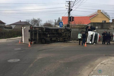 11 человек пострадали при столкновении микроавтобуса и фуры в Одессе