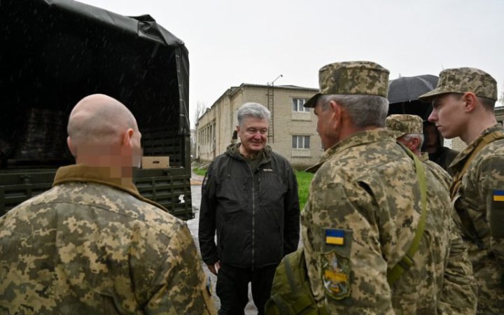 Порошенко привіз техніку артилеристам, які потопили «Москву»