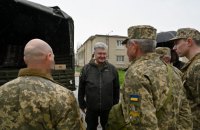 Порошенко привіз техніку артилеристам, які потопили «Москву»