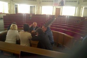 Оппозиционеры ушли из Рады