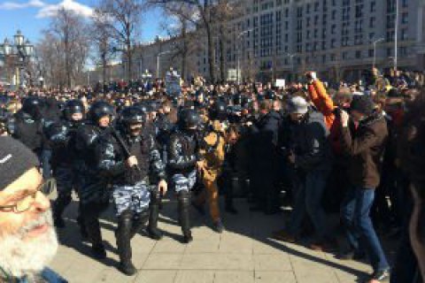 В России на митингах против коррупции массово задерживают людей (обновлено)