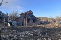 На Донеччині окупанти атакували автівку з родиною: троє людей поранені