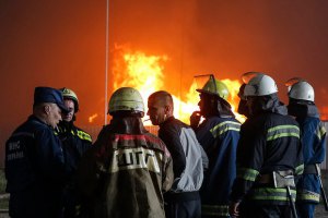 Попытки тушить пожар на нефтебазе в Василькове очень опасны, - бывший замминистра МЧС