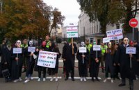 ​На Банковой прошел митинг против назначения в Верховный суд кандидатов с негативными выводами ОСД