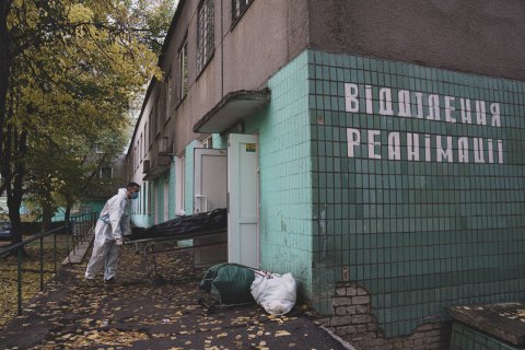 Україна вийшла на четверте місце у світі та третє в Європі за добовою смертністю від COVID-19