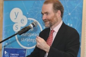 Россия применяет политику кнута и пряника к Украине, - мнение