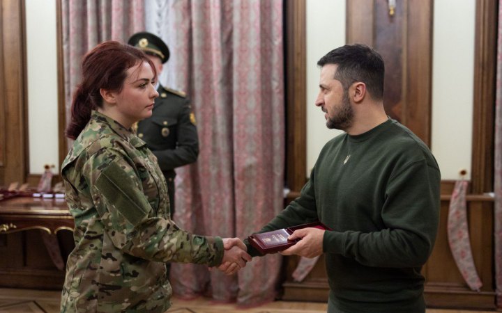 Володимир Зеленський вручив державні нагороди звільненим з російського полону захисникам й захисницям