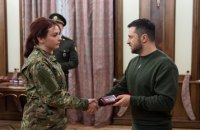 Володимир Зеленський вручив державні нагороди звільненим з російського полону захисникам й захисницям