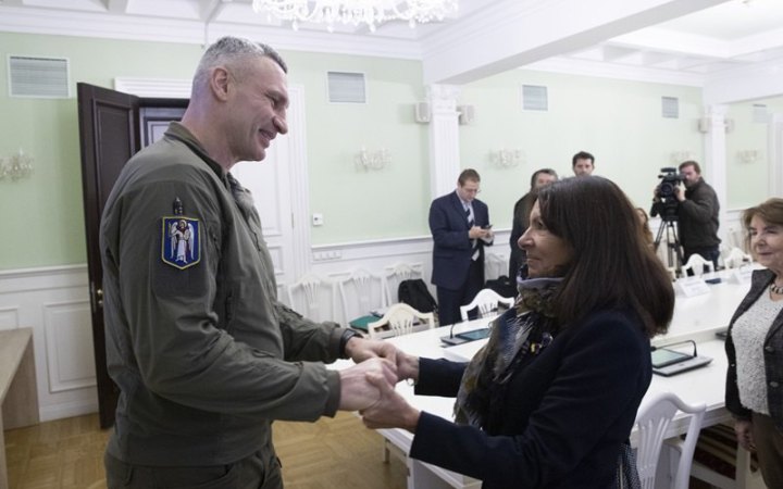 Мер Парижа вп'яте з початку повномасштабної війни приїхала до Києва