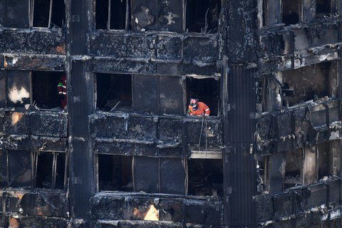 Полиция назвала окончательное число жертв пожара в лондонской высотке Grenfell Tower