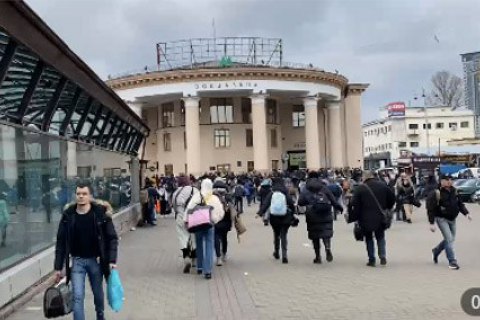 Звучит сигнал эвакуации у центрального вокзала столицы - люди бегут в хранилища