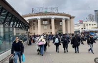 Звучит сигнал эвакуации у центрального вокзала столицы - люди бегут в хранилища