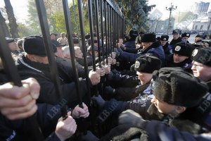 Королевская хочет узнать заказчиков забора вокруг Рады 