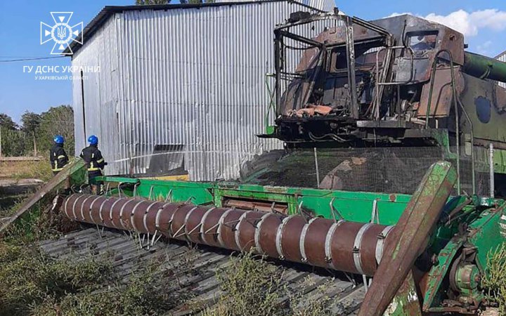 Внаслідок російського обстрілу на Харківщині згорів комбайн