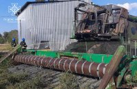 Внаслідок російського обстрілу на Харківщині згорів комбайн