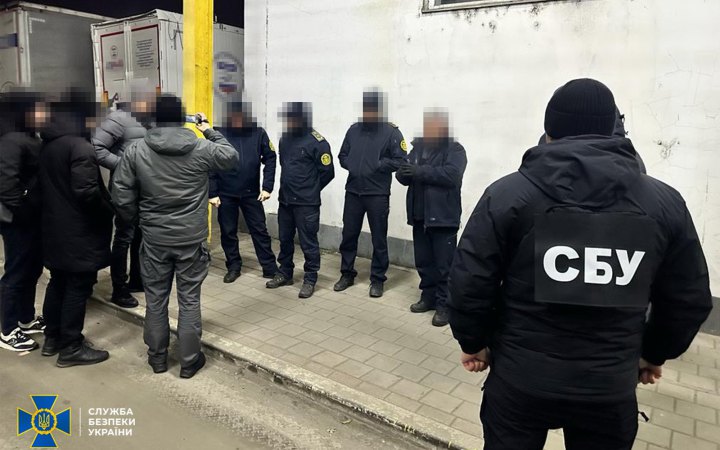 "На гарячому" затримали 5-х посадовців КПП "Тиса", які вимагали гроші із перевізників