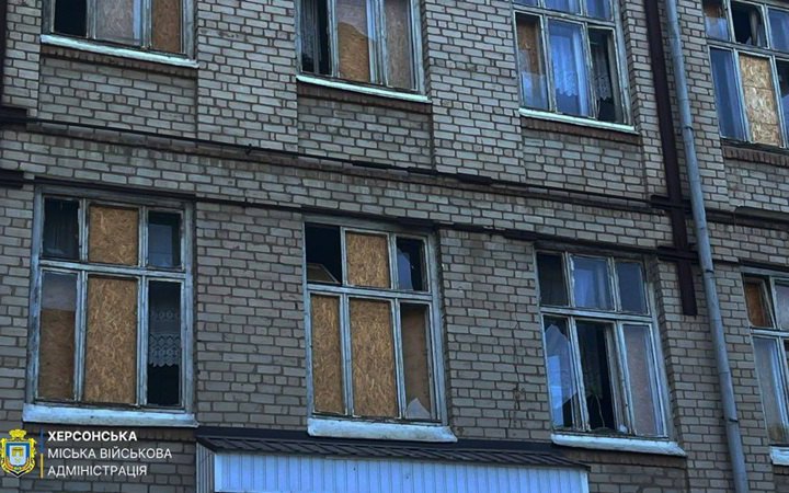 У Херсоні російський дрон залетів у вікно приватного будинку, постраждали люди