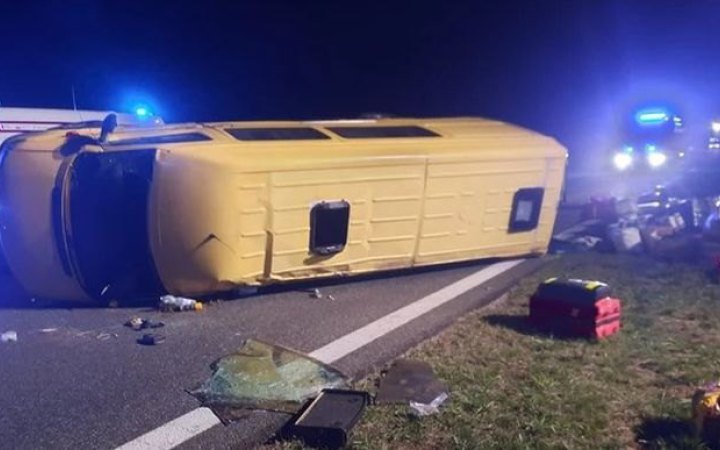 Минулого ранку в Польщі внаслідок ДТП перекинувся мікроавтобус із українцями, - RMF24