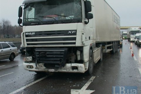В’їзд вантажівок до Києва обмежили через негоду