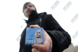 Суд арестовал еще двоих активистов по раздаче презервативов с Януковичем