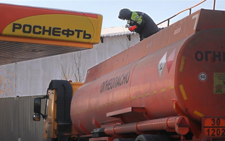 Bloomberg: ціни на нафту у світі зросли після удару України по порту Новоросійськ 