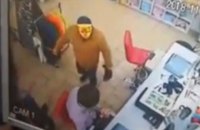 ​​Мужчина с топором в маске тигра пытался ограбить магазин в Кривом Роге