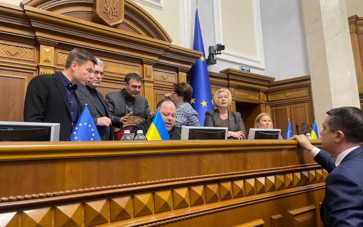 В Раді блокували трибуну з вимогою поставити на голосування постанову про Безуглу, але засідання закрили