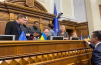 В Раді блокували трибуну з вимогою поставити на голосування постанову про Безуглу, але засідання закрили