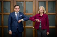 Кулеба зустрівся із помічницею держсекретаря США напередодні її візиту в Москву