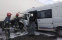 Трасу Київ - Чоп перекривали на кілька годин через ДТП фури і мікроавтобуса